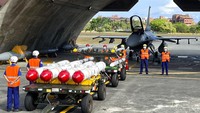 Personel militer berdiri di sebelah Harpoon A-84, rudal anti-kapal dan rudal udara-ke-udara AIM-120 dan AIM-9 yang disiapkan untuk latihan pemuatan senjata di depan jet tempur F16V. Taipei telah melakukan latihannya sendiri untuk mensimulasikan pertahanan terhadap invasi oleh China dan personel angkatan udara memuat sebuah pesawat tempur F-16V dengan rudal anti-kapal buatan AS dalam latihan kesiapan tempur.