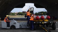 Personel militer bersiap untuk memuat Harpoon A-84, rudal anti-kapal pada jet tempur F16V. China melihat pulau itu sebagai provinsi yang memisahkan diri untuk dianeksasi secara paksa jika perlu, dan menganggap kunjungan ke Taiwan oleh pejabat asing sebagai pengakuan kedaulatannya.