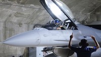 Kru darat tengah berkomunikasi dengan pilot jet tempur F16V angkatan udara Taiwan yang ambil bagian dalam latihan militer. Pasukan China telah menggelar latihan militer udara dan laut berhari-hari di Selat Taiwan bulan ini setelah kunjungan Ketua DPR AS Nancy Pelosi dan delegasi kongres ke pulau yang mempunyai pemerintahan sendiri.