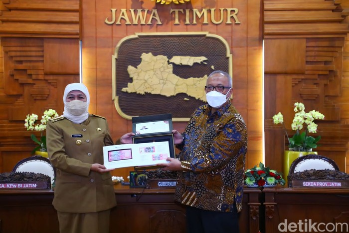 gubernur khofifah menerima simbolis uang baru 2022 dari kepala perwakilan bank indonesia jatim