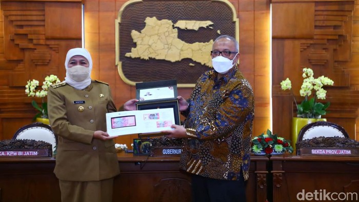 gubernur khofifah menerima simbolis uang baru 2022 dari kepala perwakilan bank indonesia jatim