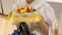 Haruka tampil manis ketika menikmati kue di salah satu kafe. Ia menikmati kue buah yang lezat dari Chaterise. Foto: Instagram @haruuuu_chan