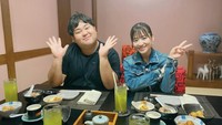 Bersama teman yang juga dari Jepang, Haruka pergi mengunjungi restoran Jepang. Mereka menikmati sepaket makanan Jepang yang terdiri dari takoyaki dan karaage. Foto: Instagram @haruuuu_chan