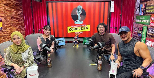 Nama Haruka tengah banyak diperbincangkan karena perkataannya dalam podcast milik Deddy Corbuzier. Dalam podcast tersebut Haruka sambil bercanda menagih janji Deddy Corbuzier yang mau menikahinya. Tak hanya itu saja, Haruka juga mengatakan sambil bercanda, Tapi kan bisa cerai terus nikah lagi gitu?. Istri kedua juga bisa kan? tambahnya. Foto: Instagram/@haruuuu_chan