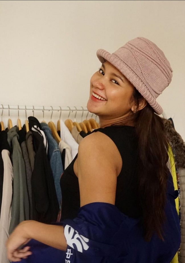 Pemotretan dengan busana seadanya ini diambil oleh suami Indah Permatasari sendiri, Arie Kriting. “Pagi tadi tiba tiba minta pengen di fotoin, bagus juga jepretanmu @arie_kriting cocok lah jadi tukang gali sumur 👍🏼,” tulisnya pada caption foto. Foto: Instagram/@indahpermatas