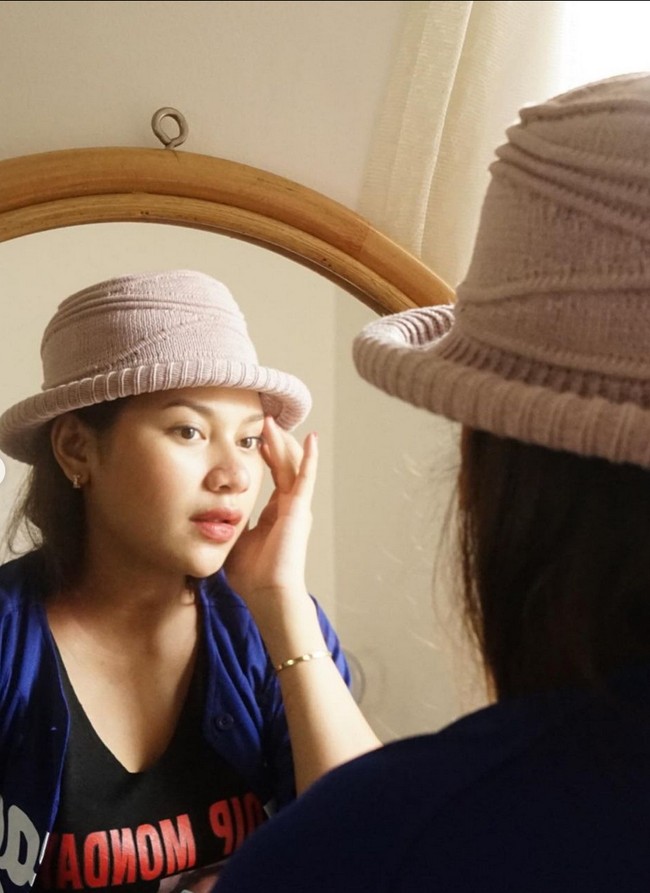 Bintang ‘Wedding Agreement’ ini memperlihatkan perutnya yang hamil besar dengan busana rumahan, tank-top yang dipadukan celana dan topi rajut. Ia tampak tak memakai makeup, hanya polesan lipstik merah di bibir untuk memberi kesan segar. Foto: Instagram/@indahpermatas