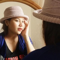 Bintang ‘Wedding Agreement’ ini memperlihatkan perutnya yang hamil besar dengan busana rumahan, tank-top yang dipadukan celana dan topi rajut. Ia tampak tak memakai makeup, hanya polesan lipstik merah di bibir untuk memberi kesan segar. Foto: Instagram/@indahpermatas