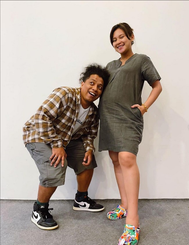 Sebelumnya, pasangan aktris dan komika ini juga foto bersama dengan gaya santai. Keduanya memakai busana berwarna senada, nuansa hijau army dan cokelat. Foto: Instagram/@arie_kriting