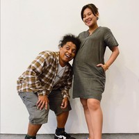 Sebelumnya, pasangan aktris dan komika ini juga foto bersama dengan gaya santai. Keduanya memakai busana berwarna senada, nuansa hijau army dan cokelat. Foto: Instagram/@arie_kriting