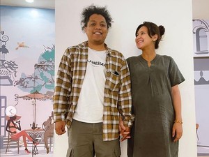 Bahagia! Indah Permatasari dan Arie Kriting Dikaruniai Anak Pertama