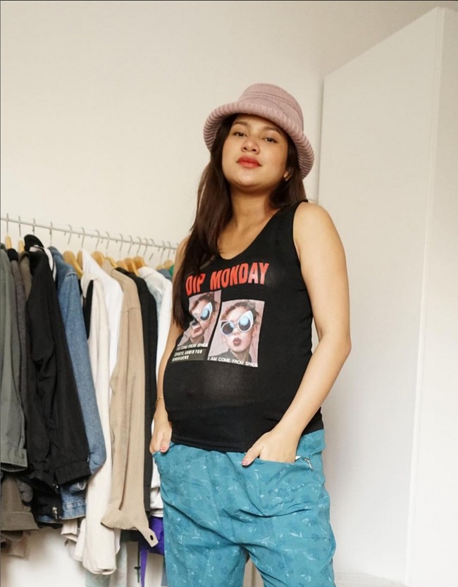 Netizen membandingkan pemotretan kehamilan di rumah dengan Gigi Hadid, yang juga sempat mengunggah foto-foto hamilnya di Instagram. “Vibes nya kaya gigi hadid pas hamil khai😮,” komentar netizen. Foto: Instagram/@indahpermatas