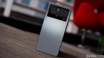 Tampilannya mengadopsi ultra-chic design untuk memberikan tampilan premium. Cover belakangnya diaplikasikan finishing matte. Foto: Adi Fida Rahman/detikINET