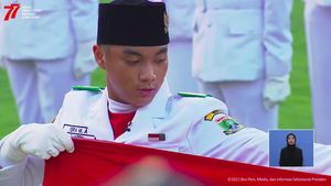 Isra Mashel, Putra Sandy Arifin Jadi Sorotan di Upacara Penurunan Merah Putih