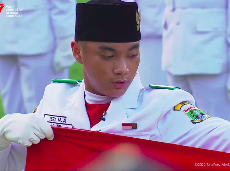 Isra Mashel, Putra Sandy Arifin Jadi Sorotan di Upacara Penurunan Merah Putih