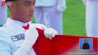 Isra Mashel bertugas sebagai pembentang bendera Merah Putih. Sedangkan Arnold Steven Sinaga sebagai komandan kelompok 8 dan Muammad Rajwa Al Farizi sebagai pengerek bendera. Foto: dok. Channel YouTube Sekretariat Presiden