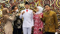 Isra Mashel Arifin tahun lalu menjadi perhatian karena bertugas sebagai Paskibraka yang bertugas di Istana Negara. Putra pengacara Sandy Arifin itu bertugas saat upacara penurunan Bendera Merah Putih di Istana Merdeka. Isra Mashel mewakili provinsi Banten dalam Tim Pancasila Sakti bertugas untuk menurunkan bendera bersama dengan Arnold Steven Sinaga dari Sulawesi Tenggara dan Muhammad Rajwa Al Farizi dari Jawa Tengah. Foto: dok. Instagram Sandy Arifin