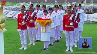 Tim Pancasila Sakti berhasil dan sukses menurunkan bendera Merah Putih dengan baik. Foto: dok. Channel YouTube Sekretariat Presiden