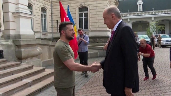 Presiden Turki Tayyip Erdogan bertemu dengan Presiden Ukraina Volodymyr Zelensky di Lviv, Ukraina. Pertemuan ini merupakan pertemuan perdana Erdogan dan Zelensky sejak invasi Rusia.