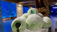 Salah satu sudut menarik yang harus diburu adalah Klepon raksasa. Seru juga kayaknya satu album keluarga latarnya klepon kan?