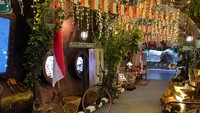 .Dengan tema ini, traveler bisa seru-seruan berfoto bersama keluarga, sahabat, atau pasangan di lorong dengan dekorasi Batavia atau Jakarta Tempo Doeloe.