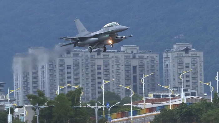 Jet Tempur F-16 Taiwan Jatuh ke Laut, Pilot Hilang