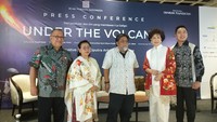 Under the Volcano menceritakan kondisi suatu bangsa yang sering terkena bencana alam dan bagaimana masyarakat menyikapinya.  Foto: Tia Agnes/ detikcom