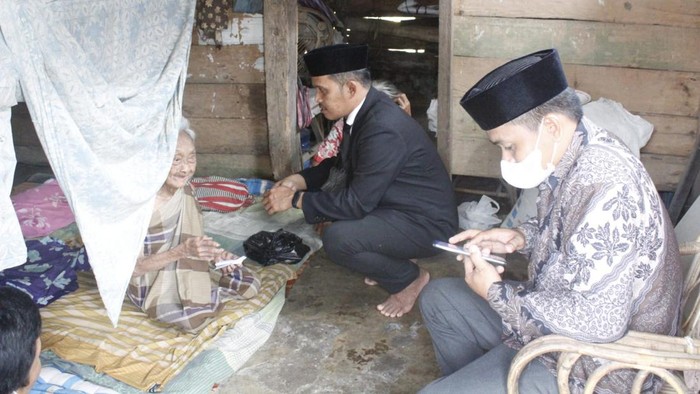 Kades di Mamuju menginisiasi pembagian sembako kepada lansia di HUT ke-77 RI.