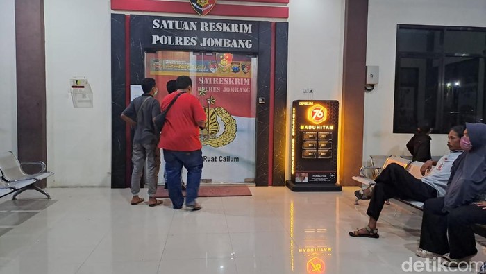 Kantor Satreskrim Polres Jombang tempat AH diperiksa
