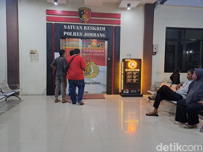 Kantor Satreskrim Polres Jombang tempat AH diperiksa