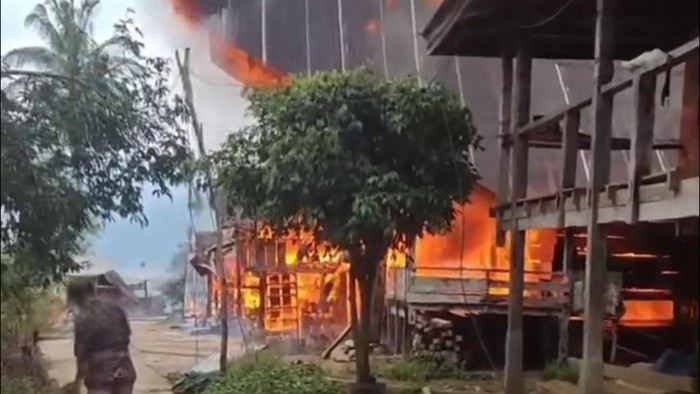 Kebakaran menghanguskan lima rumah warga di Mamasa.