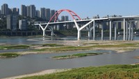 Dasar Sungai Yangtze terbuka karena kekeringan. Suhu tinggi yang tidak biasa dan kekeringan berkepanjangan mempengaruhi sebagian besar wilayah China, mengurangi hasil panen dan persediaan air minum. (Zhou Yi/China News Service/Getty Images)