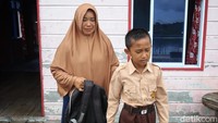 Rika (32) melepas anaknya, Renalto, untuk pergi ke sekolah. Ia mengajak Renalto untuk menabung lantaran ingin putranya belajar berhemat dan tidak boros. Meski pada awalnya terkesan dipaksa, namun Rika merasa bersyukur minat menabung telah muncul dari dalam diri Renal.  