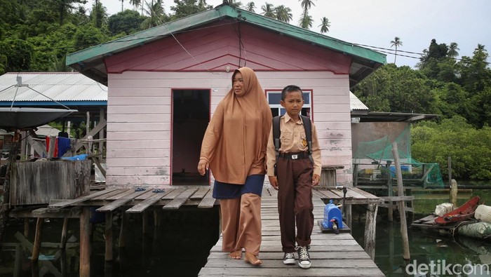 Kenalkan Renalto, Anak yang Rajin Nabung demi Bantu Biaya Sekolah Kakak Seorang bocah bernama Renalto (11) patut menjadi contoh bagi anak seusianya. Pasalnya di usia yang terbilang muda, dia sudah terbiasa menyisihkan uang jajan untuk ditabung.