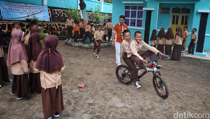 Kenalkan Renalto, Anak yang Rajin Nabung demi Bantu Biaya Sekolah Kakak Seorang bocah bernama Renalto (11) patut menjadi contoh bagi anak seusianya. Pasalnya di usia yang terbilang muda, dia sudah terbiasa menyisihkan uang jajan untuk ditabung.