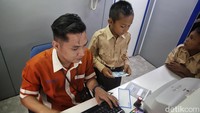 Renal melihat langsung petugas melayani tabungannya di layanan Teras BRI Kapal saat singgah di Desa Telaga Kecil. Ibu Renal, Rika mengaku senang dengan kehadiran layanan Teras BRI Kapal. Anak-anak sekolah di Telaga Kecil bisa diajarkan untuk menabung sejak kecil. Proses pembukaan rekening tabungan untuk anak-anak juga terbilang mudah.  