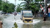 Sebuah truk berusaha melewati banjir yang merendam Jalan Dr Mansyur Medan. Wali Kota Medan Bobby Nasution akan berkoordinasi dengan BWS Sumatera II untuk penanganan banjir di Kota Medan. (Goklas Wisely/detikSumut)