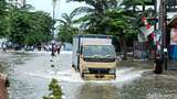 Puluhan Kendaraan Mogok Terjebak Banjir di Medan