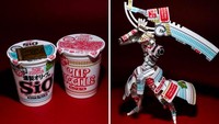 Mie instan cup sepertinya jadi media yang sering digunakan Harukiru untuk berkreasi. Ia bisa menyulapnya jadi figur yang seolah sedang membawa senjata di tangannya. 