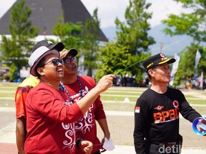 Seru! Bupati dan Kapolres Sumedang Beradu Layangan