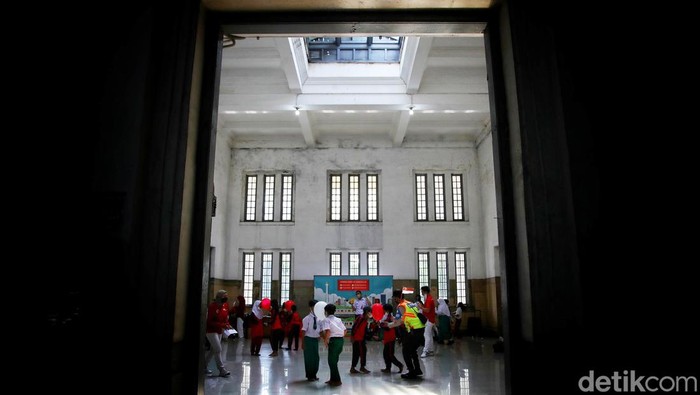 Keseruan Lomba 17-an di Stasiun Tanjung Priok Sejumlah anak mengikuti lomba tradisional di Stasiun Tanjung Priok, Jakarta Utara, Kamis (18/8/2022). Lomba itu untuk memeriahkan HUT ke-77 RI.