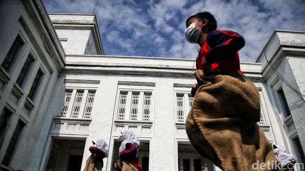 Sejumlah anak mengikuti lomba tradisional di Stasiun Tanjung Priok, Jakarta Utara, Kamis (18/8/2022). Lomba itu untuk memeriahkan HUT ke-77 RI.