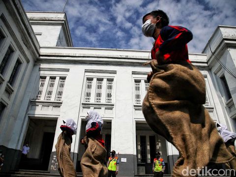 Sejumlah anak mengikuti lomba tradisional di Stasiun Tanjung Priok, Jakarta Utara, Kamis (18/8/2022). Lomba itu untuk memeriahkan HUT ke-77 RI.