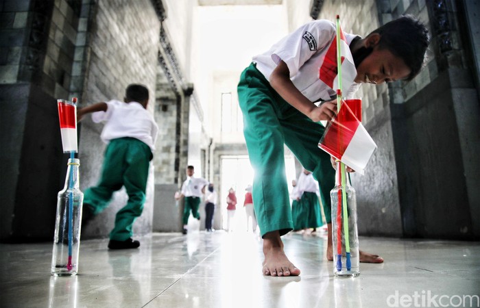 Sejumlah anak mengikuti lomba tradisional di Stasiun Tanjung Priok, Jakarta Utara, Kamis (18/8/2022). Lomba itu untuk memeriahkan HUT ke-77 RI.