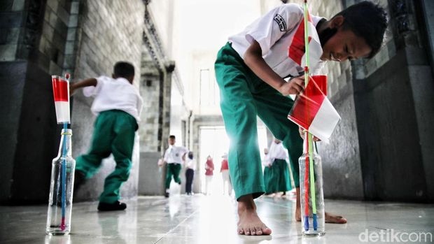 Sejumlah anak mengikuti lomba tradisional di Stasiun Tanjung Priok, Jakarta Utara, Kamis (18/8/2022). Lomba itu untuk memeriahkan HUT ke-77 RI.
