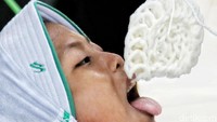 Lomba makan kerupuk juga sangat populer saat HUT RI. Lomba ini pun juga dipertandingan di stasiun tersebut.