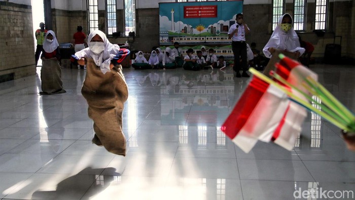 Keseruan Lomba 17-an di Stasiun Tanjung Priok Sejumlah anak mengikuti lomba tradisional di Stasiun Tanjung Priok, Jakarta Utara, Kamis (18/8/2022). Lomba itu untuk memeriahkan HUT ke-77 RI.
