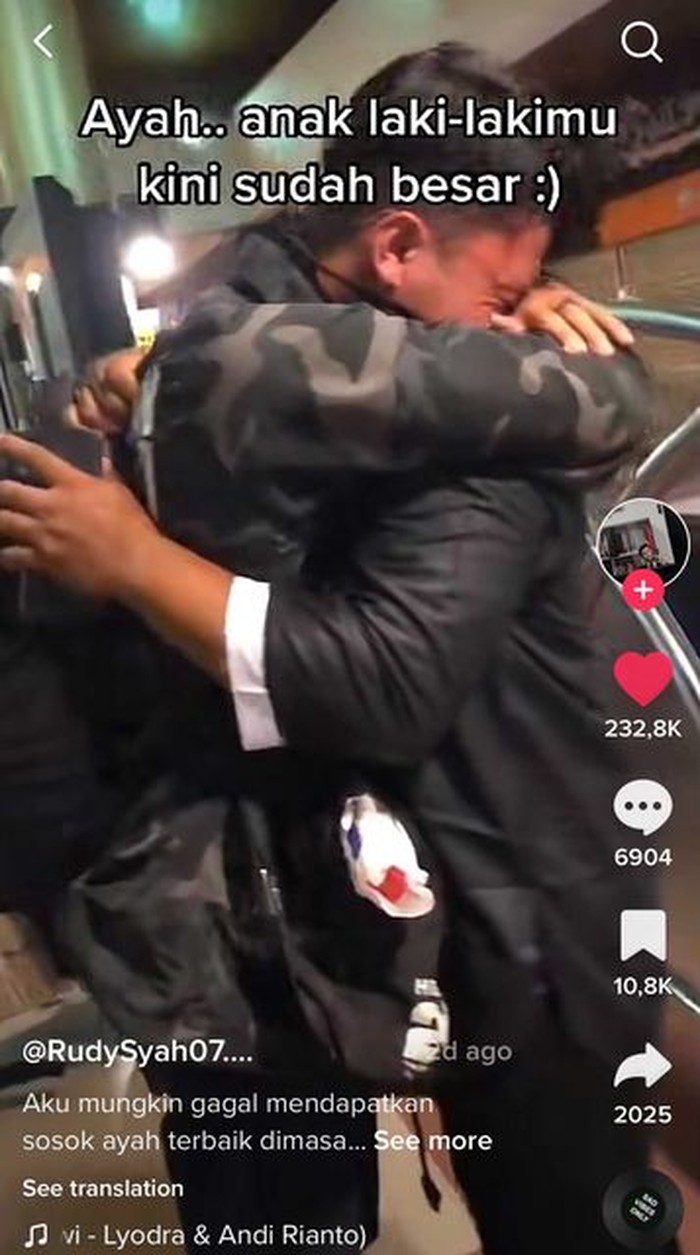 Kisah anak yang bertemu dengan ayah kandungnya yang terpisah selama 18 tahun, viral di media sosial.