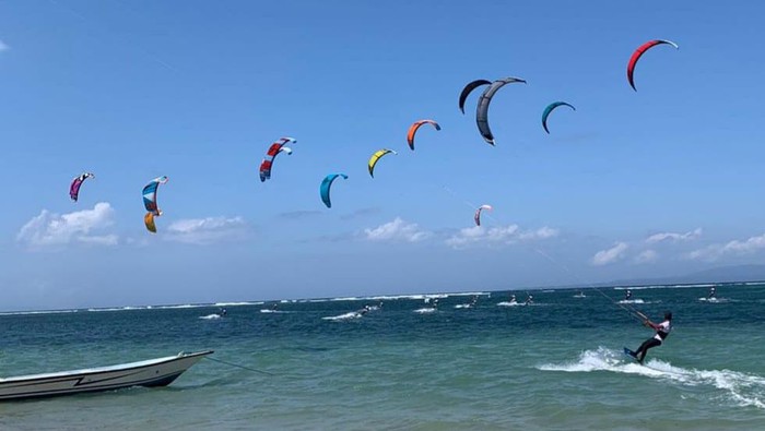 Kite surfing - Ratusan peselancar mengikuti kompetisi surfing dan kite surfing di ajang AstraPay Sanur Village Festival (Sanfest) 2022, dari 17-21 Agustus 2022.