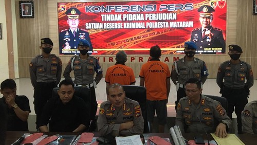 Konferensi pers penangkapan dua bandar togel di Kota Mataram inisial T (45) dan Y (62) yang juga residivis kasus yang sama.