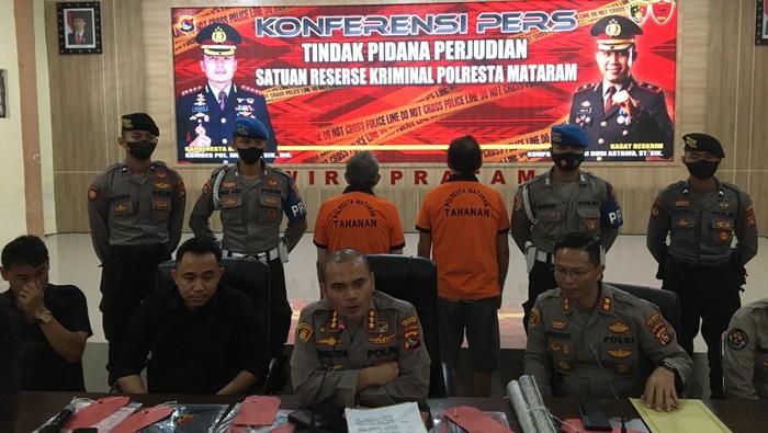 Konferensi pers penangkapan dua bandar togel di Kota Mataram inisial T (45) dan Y (62) yang juga residivis kasus yang sama.